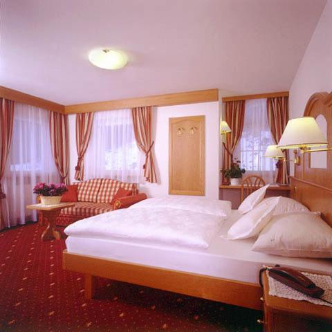 Hotel Scoiattolo Sëlva di Val Gardena Værelse billede